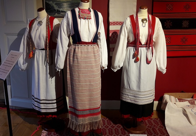 kansallispukuja