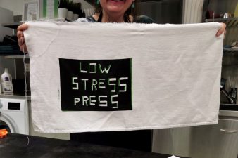 Käsin painettu teksti Low Stress Press