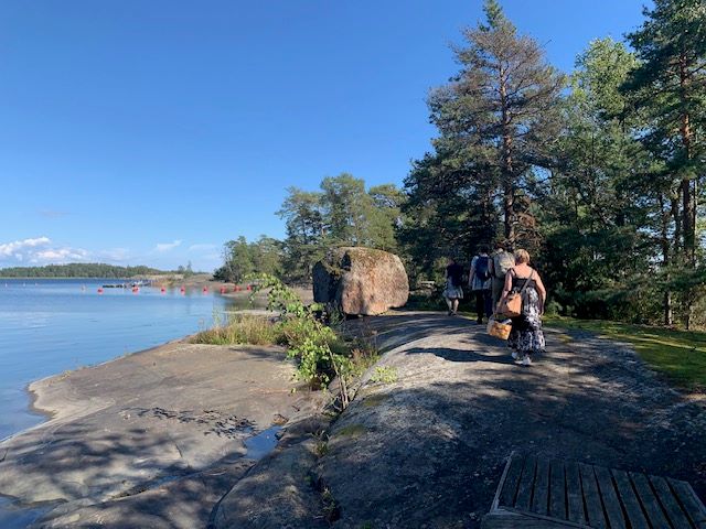 Iiluodon rantapolkua meren reunassa kallioita pitkin kävellen 