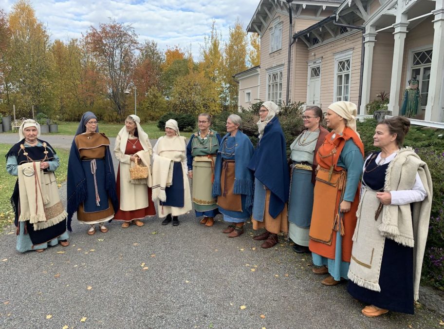 Suomalaiset muinaispuvut Mikkelin Kenkäverossa kuvattuna