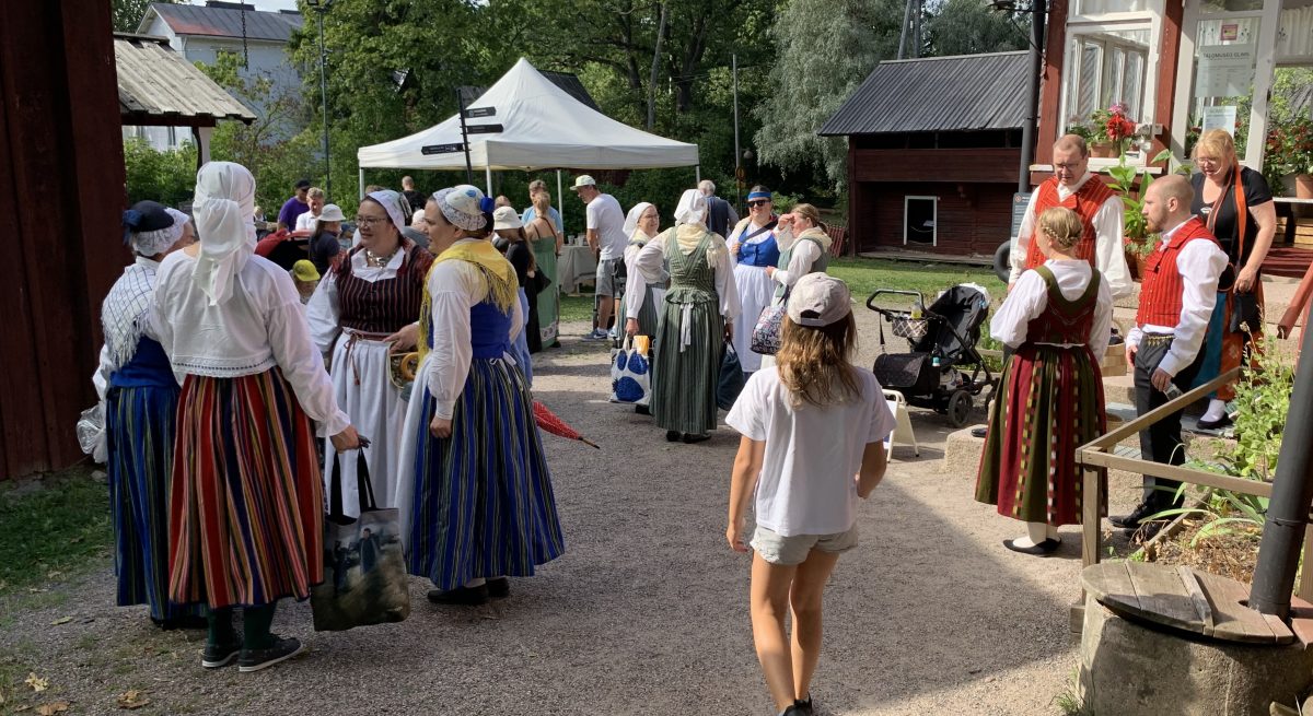 Kansallispuvun tuuletusta Glims-museon pihalla.