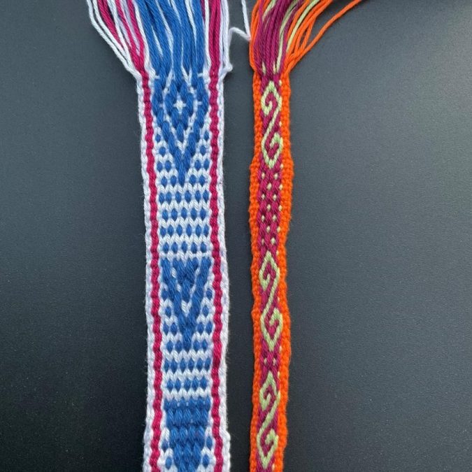 Kaksi erilaista pilkullista pebble weave -nauhaa.