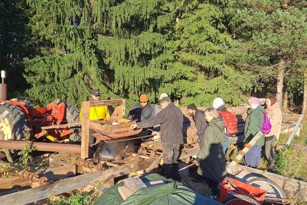 Kenttäsahalla sahausta