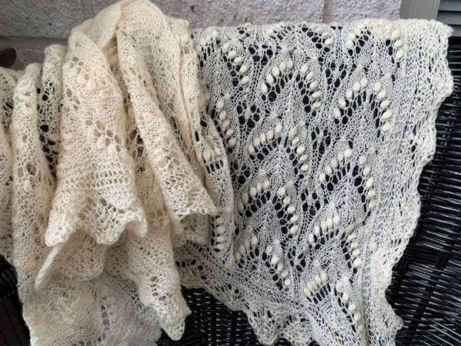 Haapsaalun huivi, ohuella langalla neulottu pitsikuvioia.