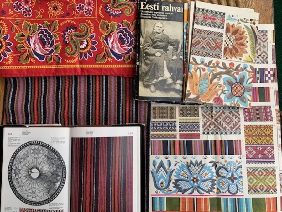 Virolainen hame- ja huivikangas sekä kirja virolaisista kansallispuvuista