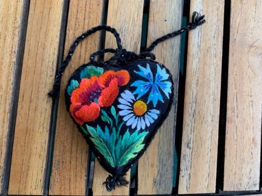 Muhun kirjonnalla tehty sydänkoriste.