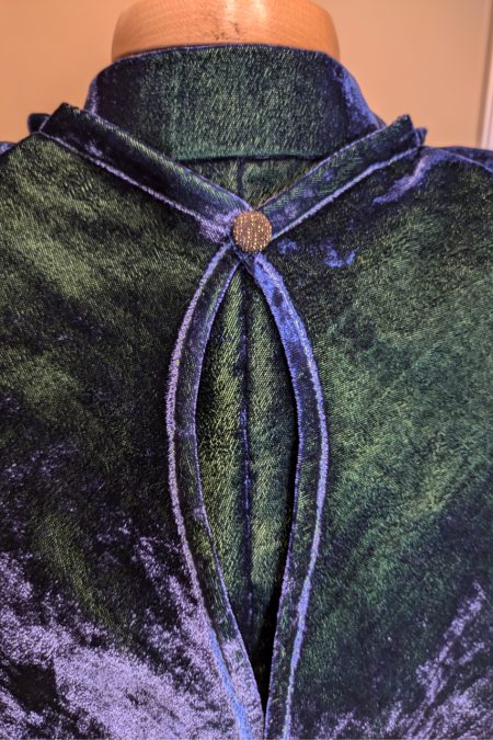 Lähikuva keepin nappikiinnityksestä takana.