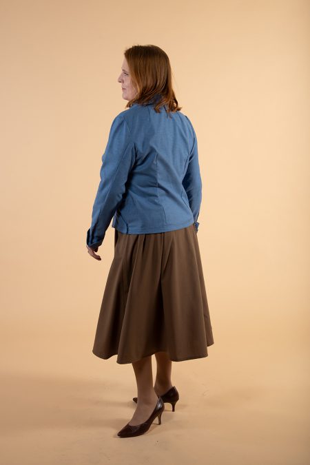 Kuva takaa, pitkähihainen kietaisupaita ja hame.