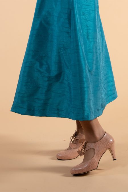 Lähikuva säihkyväsinisen juhlamekon helmasta.