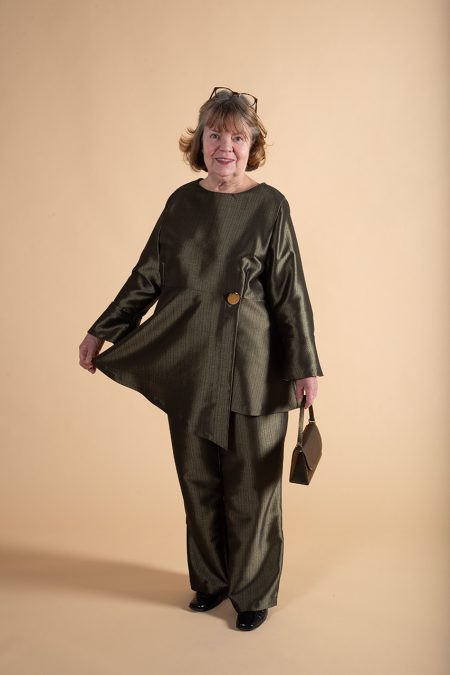 Kuva edestä, käsi vie yläosan helmaa sivulle.