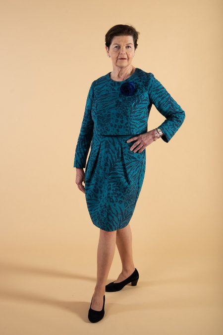 Kuva edestä, sinikuvioinen yhdistelmäasu, pitkähihainen pusero ja pallohame.