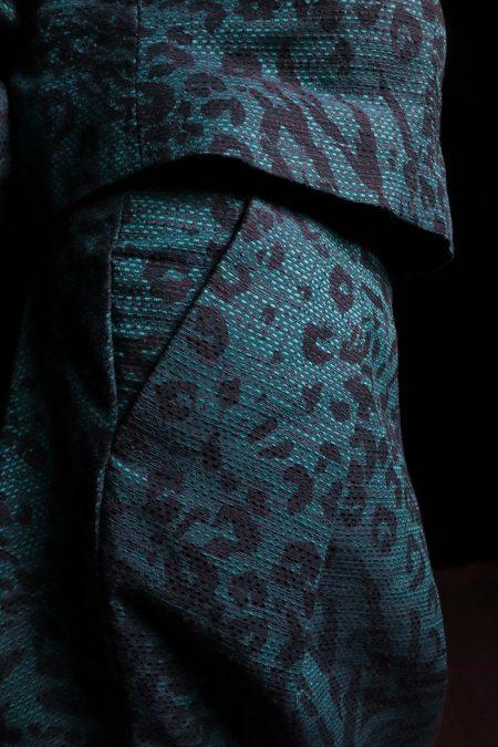 Lähikuva sivulta, sinikuvioisen puseron helma, hameen sivutasku.