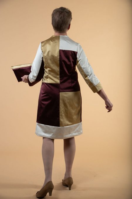 Kuva takaa, polvipituinen juhlamekko puuvillasatiinia, graafisin linjoin.