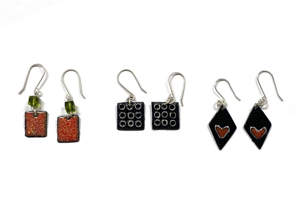 Erilaisia emalikoruja