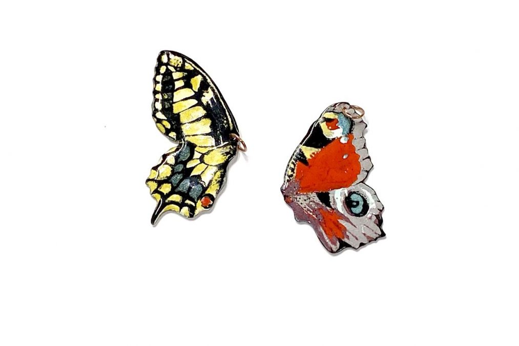 Perhosen siiven muotoiset korvakorut