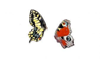 Perhosen siiven muotoiset korvakorut