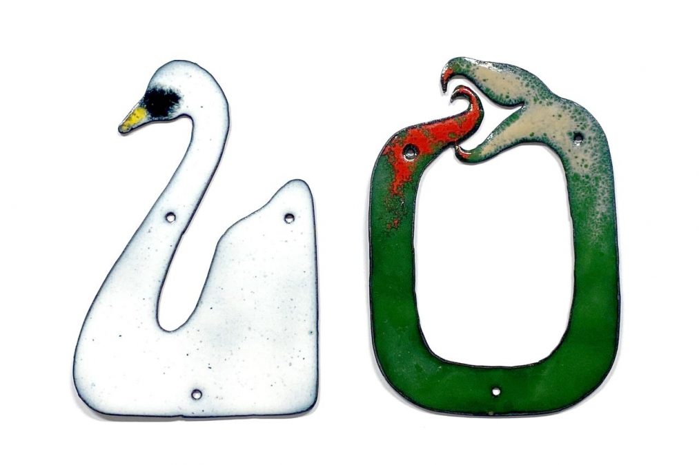 Joutsenta ja käärmettä esittävät emalikorut