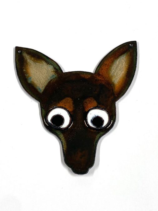 Eläimen päätä esittävä emalikoru