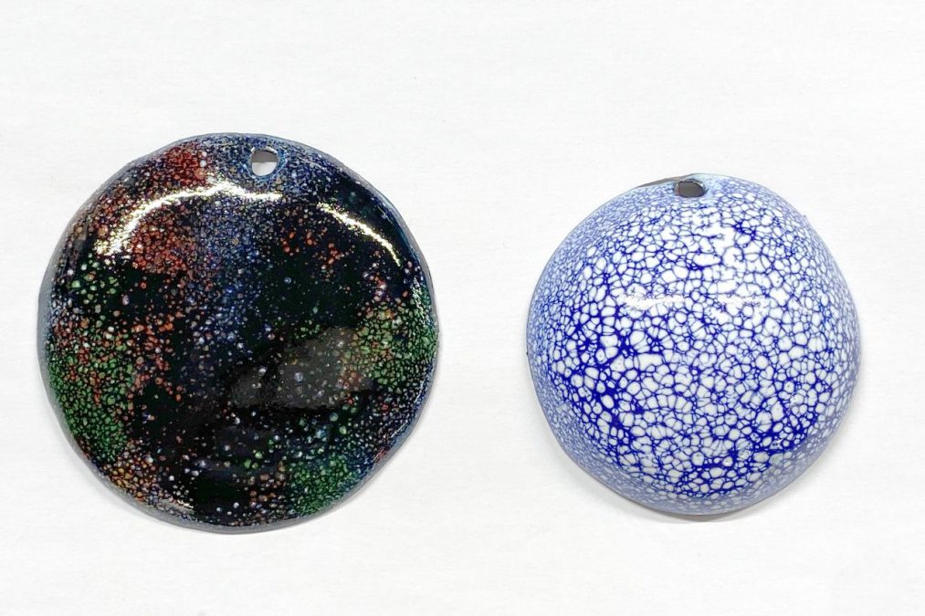 Värikokeiluja emalikoruissa