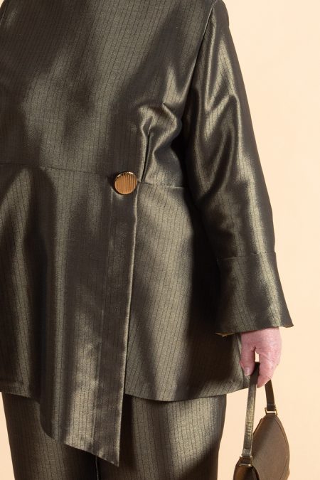 Lähikuvassa helman epäsymmetrinen leikkaus, trumpettihiha.