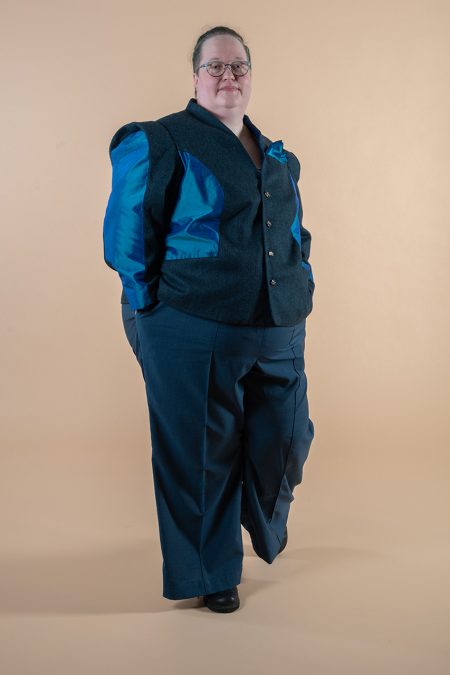 Kuva edestä, sininen jakku ja housut villakangasta sekä juhlavaa silkkiä.