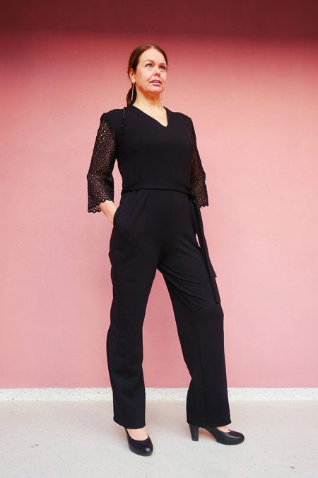 Kuva edestä, musta juhlava haalari viskoosisekoitekankaasta, hihat pitsiä.