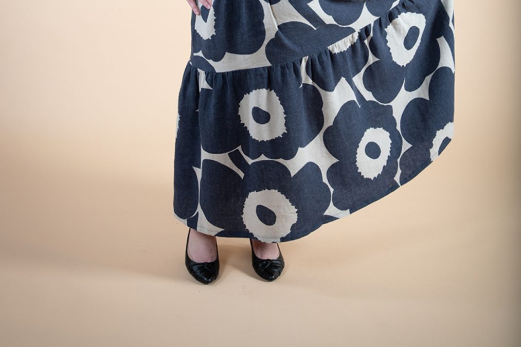 Lähikuvassa Unikko-pellavakankaasta valmistetun leveän frillamekon helma.