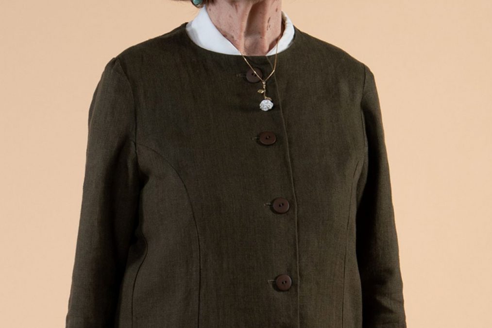 Lähikuvassa vihreän yläosa edestä, pyöreä pääntie, kauniit leikkaukset ja napitus.