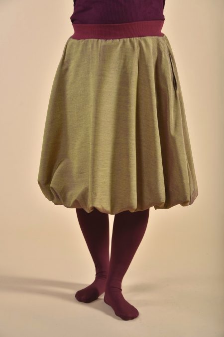 Kuva edestä, pallohame on polvipituinen ja vyötäröllä on resori.