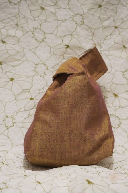 Lähikuvassa pieni kääntöpussukka samasta kankaasta kuin pallohame.