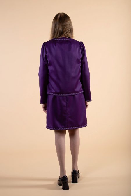 Kuva takaa, jakku ja hihaton kotelomekko violettia villasatiinia.