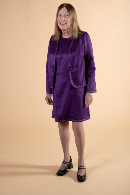 Kuva edestä, violetti jakku avonaisena ja hihaton kotelomekko.