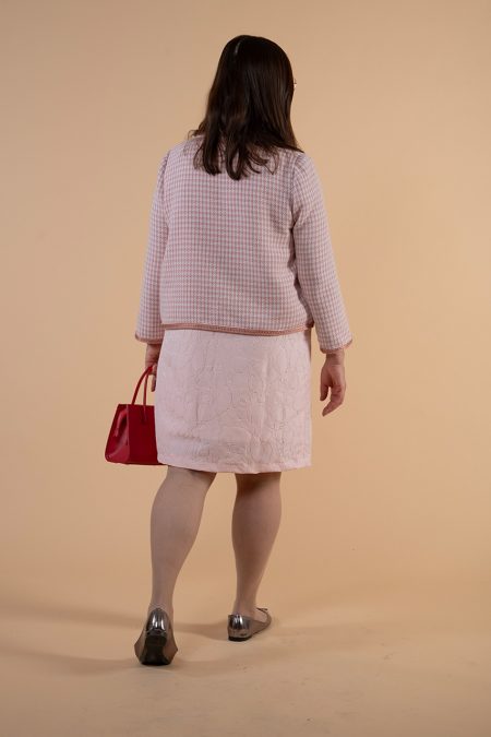 Kuva takaa, pikkuruudullinen jakku ja vaalean pinkki kotelomekko.