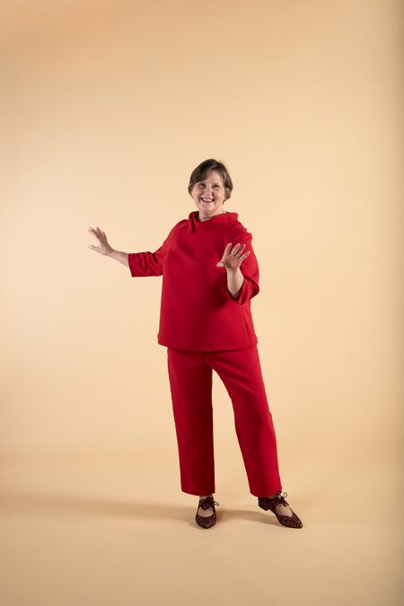 Kuva edestä, punainen kaksiosainen asu, pusero ja housut villakankaasta.