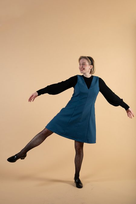 Kuva edestä, sininen polvipituinen liivimekko villasekoitekankaasta.