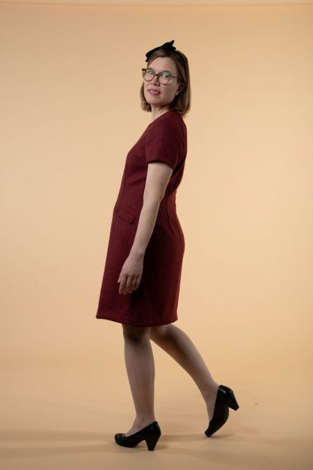 Kuva sivulta, viininpunainen kotelomekko, lyhyet hihat ja polvipituus.