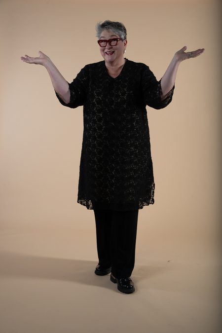 Kuva edestä, suoralinjainen pitsitunika, loiva v-pääntie, kolme neljäsosaa pituiset hihat.