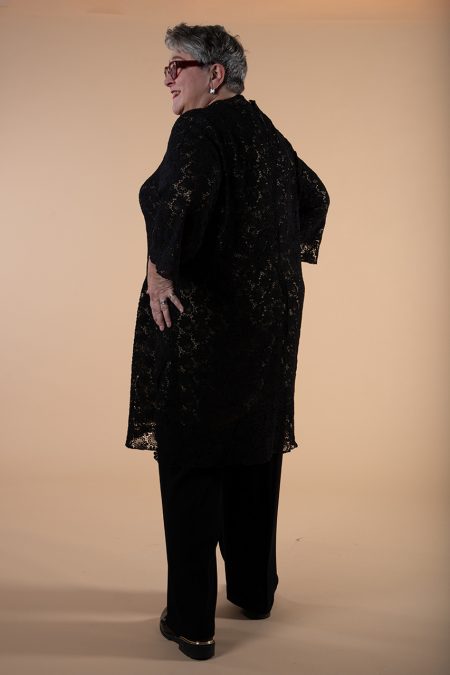 Kuva takaa, suoralinjainen musta pitsitunika.