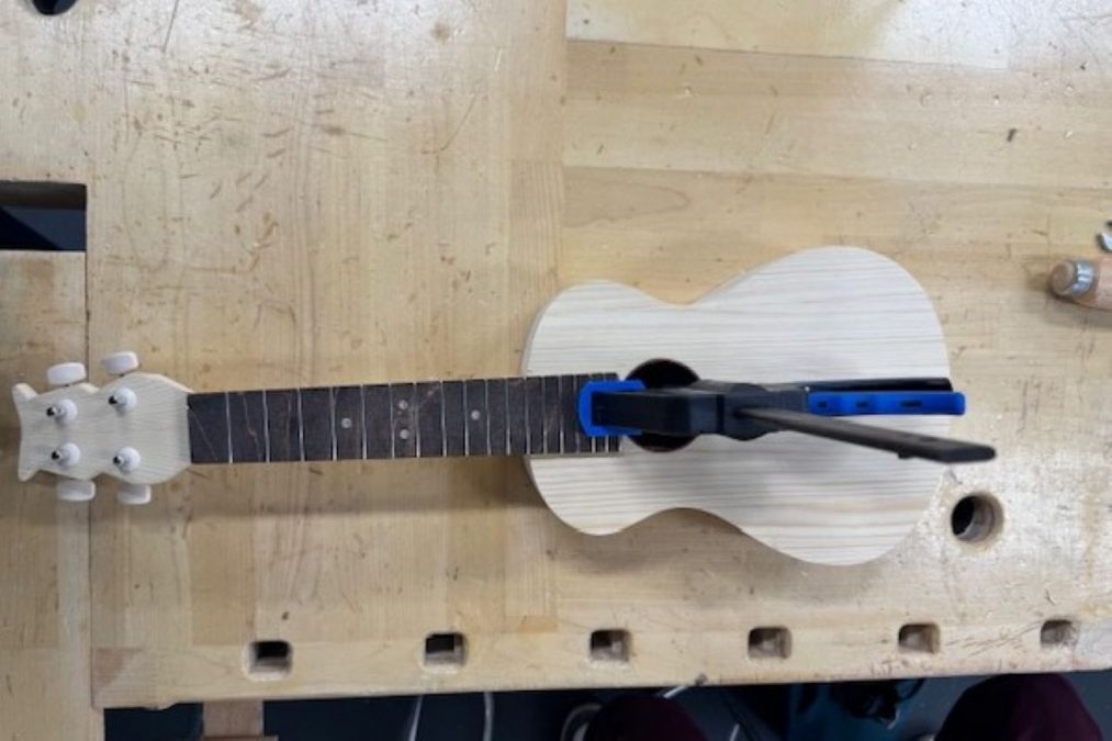 Ukulele kaula puristuksessa