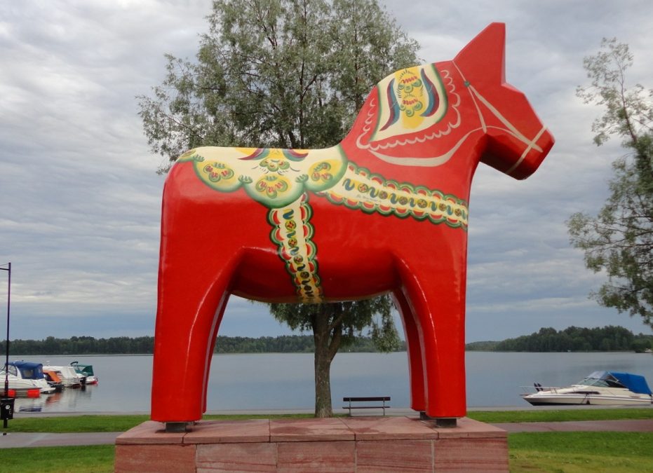 Taalainmaan puuhevonen hevonen patsaana Morasta kuvattuna.