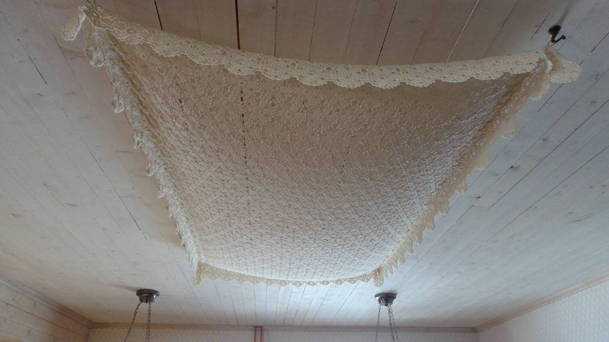 Virkattu liina nostettuna kattokoristeeksi