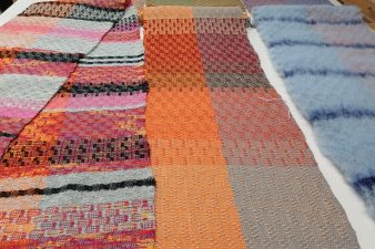 kangaspuissa kudottuja huiveja