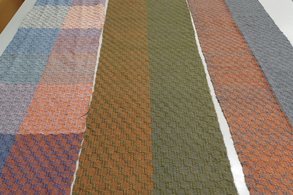 kangaspuissa kudottuja huiveja