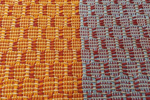 kangaspuissa kudottu huivi