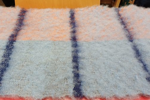 kangaspuissa kudottu huivi