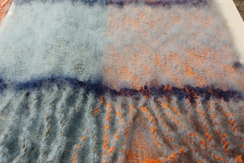 kangaspuissa kudottu huivi