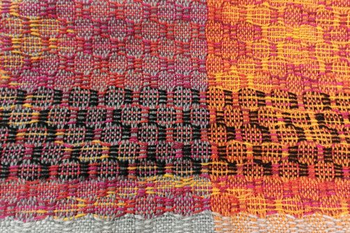 kangaspuissa kudottu huivi