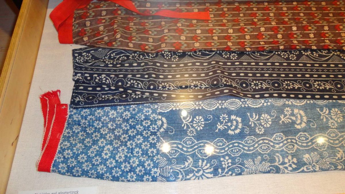 Museossa kuvattuja vanhoja painokuvioillisia esiliinoja.