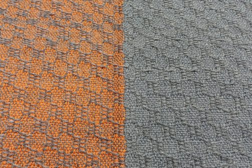 kangaspuissa kudottu huivi