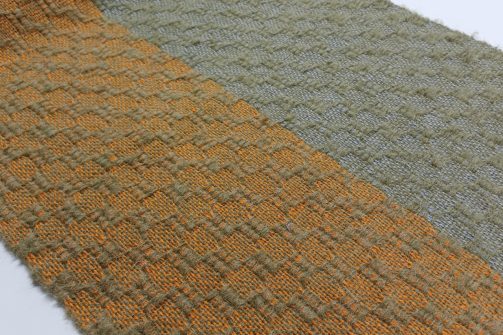 kangaspuissa kudottu huivi